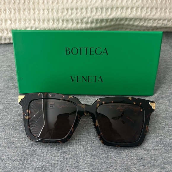 Bottega Veneta Black Tortoise Sunglasses - Picture 1 of 2